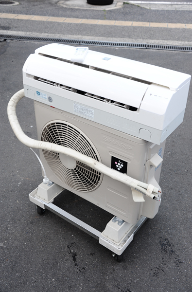 3伊勢丹新宿店で二点購入し、一度端の方を開けて中を見ましたがもう一方と中身が同じ様だったので一つ出品します。こちらの総額は不明ですがもう一方の袋は総額税別127000円相当でした。<BR>東京都から福袋に直接伝票を貼り付けてはこBOON2kg以下で発送します。<br><br><span class=