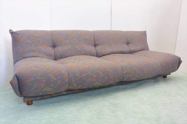 ●ボリューム感あるシックな布張　●　足付リクライニング式ソファベッド