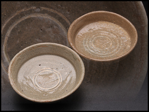 源・e】《清朝期》青磁 花紋 四足 時代香炉/箱付