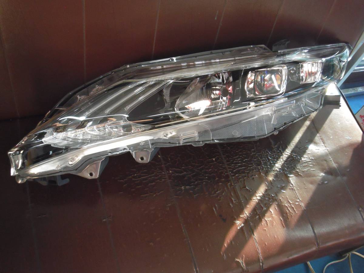 トヨタ ハリアー LED（右側ヘッドライト）*破損あり* トヨタ ハリアー
