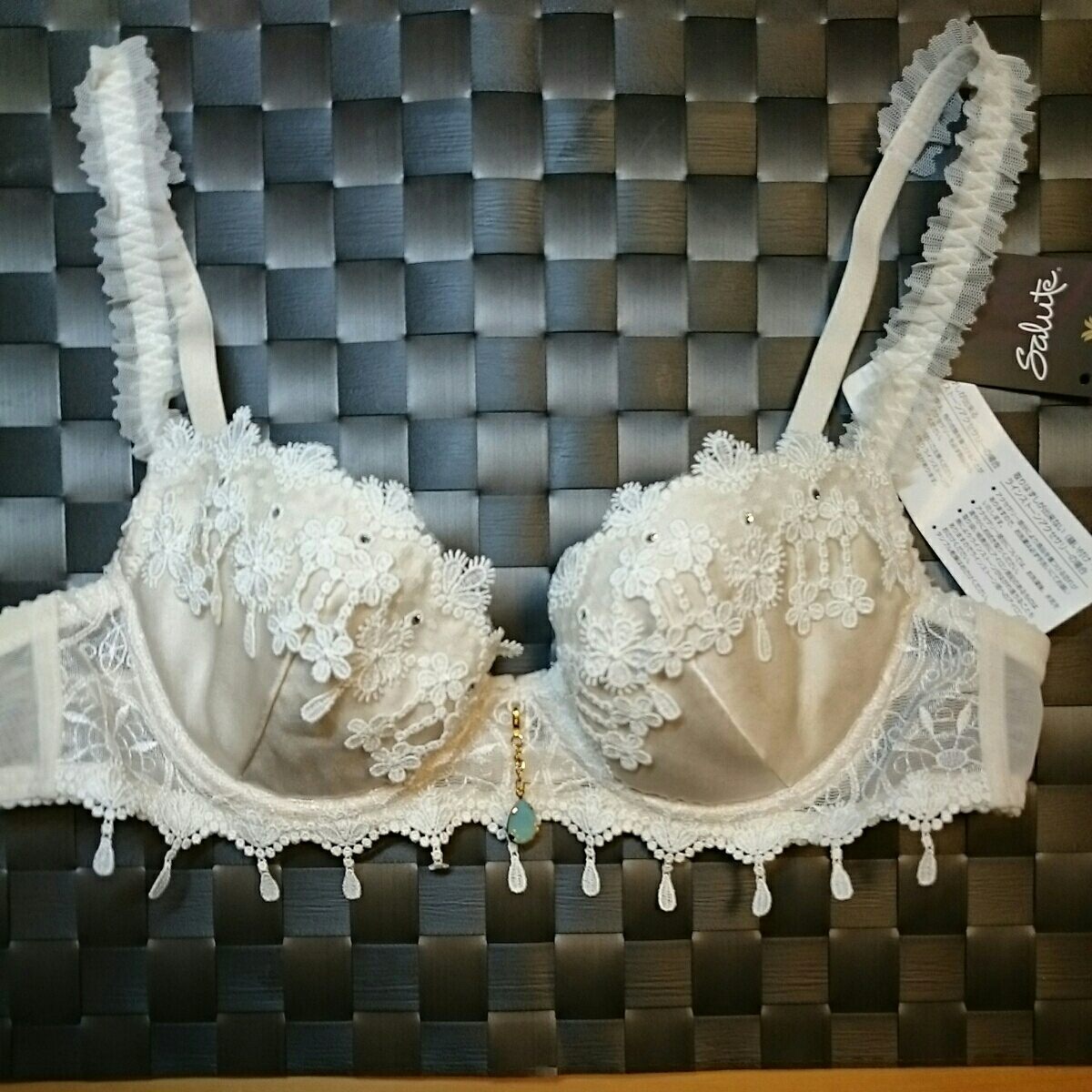 送料無料！！新品未使用 ワコール サルート エレガント高級ブラジャーサイズB75 上代18，000円のお品！