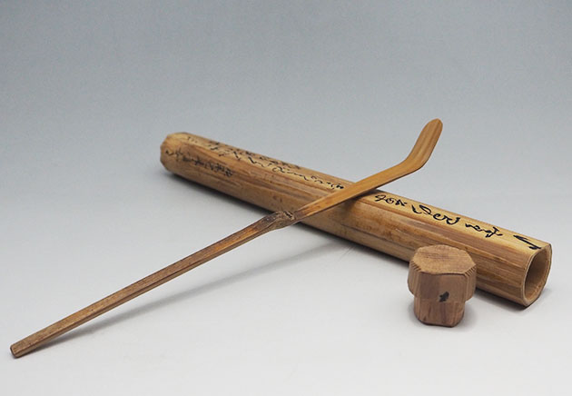茶杓　前大徳 近江孤篷庵 小堀定泰 作 銘「 うけひ 」 共箱 茶道具 美品 MKA】大徳寺孤篷庵住職 小堀定泰 茶杓 銘「閑座」添歌 歌
