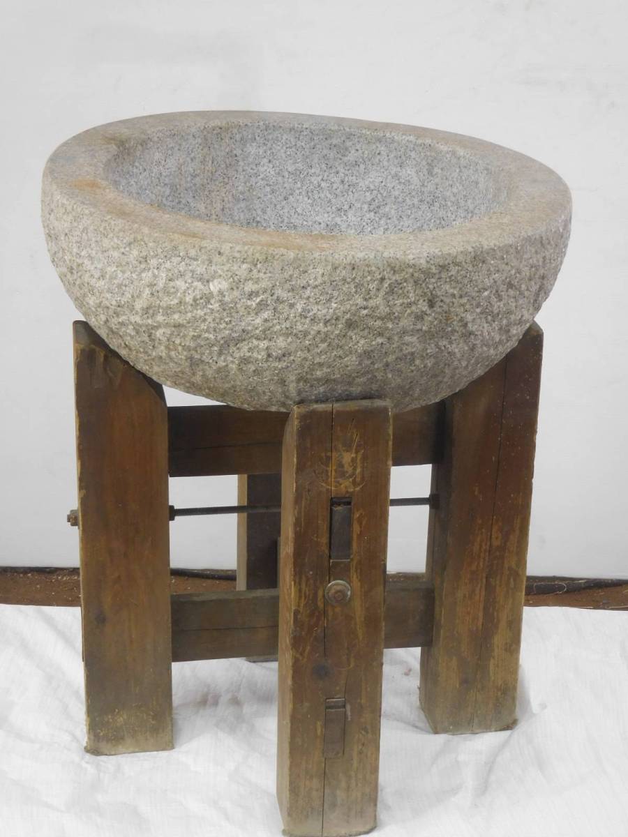 71⑧ 御影石 餅つき用 石臼 架台・木製スタンド付き *発送対応 引き取り歓迎（和歌山市）