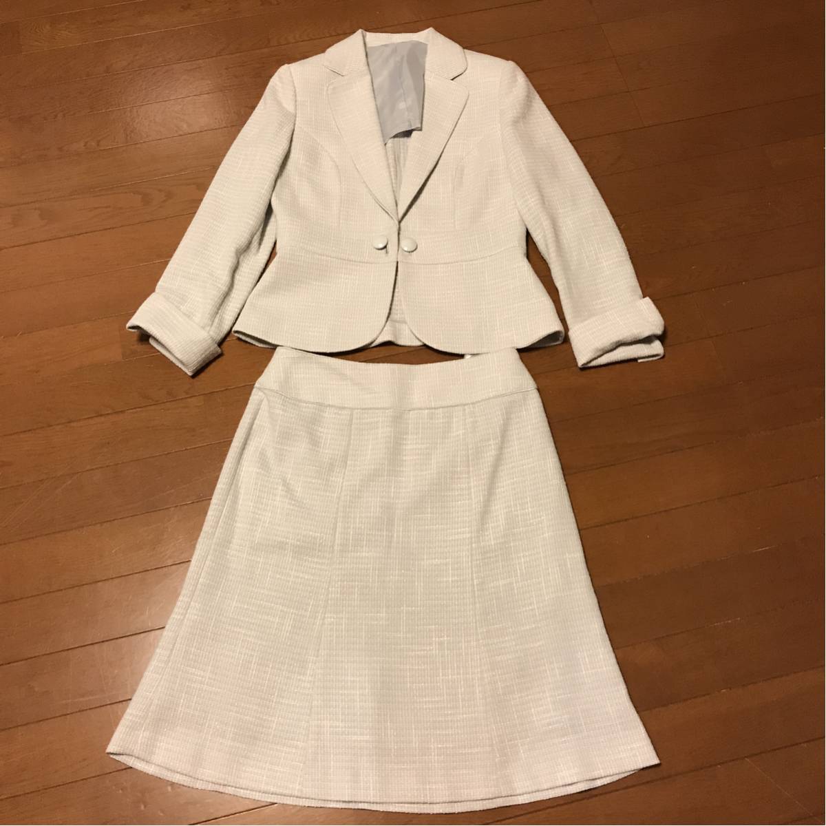 美品ホワイトジョーラのツイード風スーツ サイズ11号