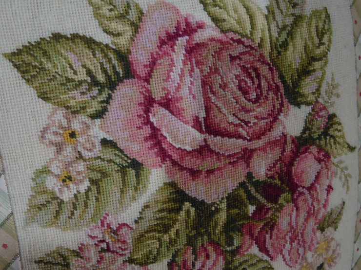 | プチポアン刺繍のオペラバッグ(薔薇) iichi 日々の暮らしを - -心地いい happy-go-lucky 刺しゅうキット : 可愛いバラの刺繍＆ニードルケース 針 詳しい説明書付き 糸 フープ 30x30cm 素敵な世界の刺繍