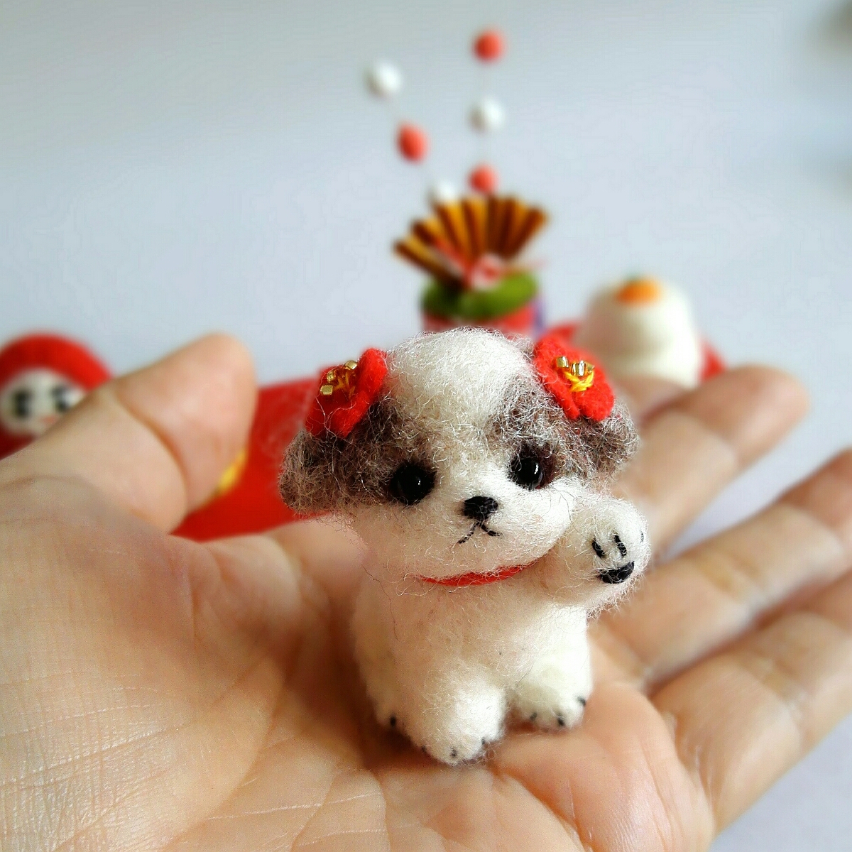 IT'S A SMALL WORLD 羊毛フェルト招き犬・シーズー＊小さなお正月飾り