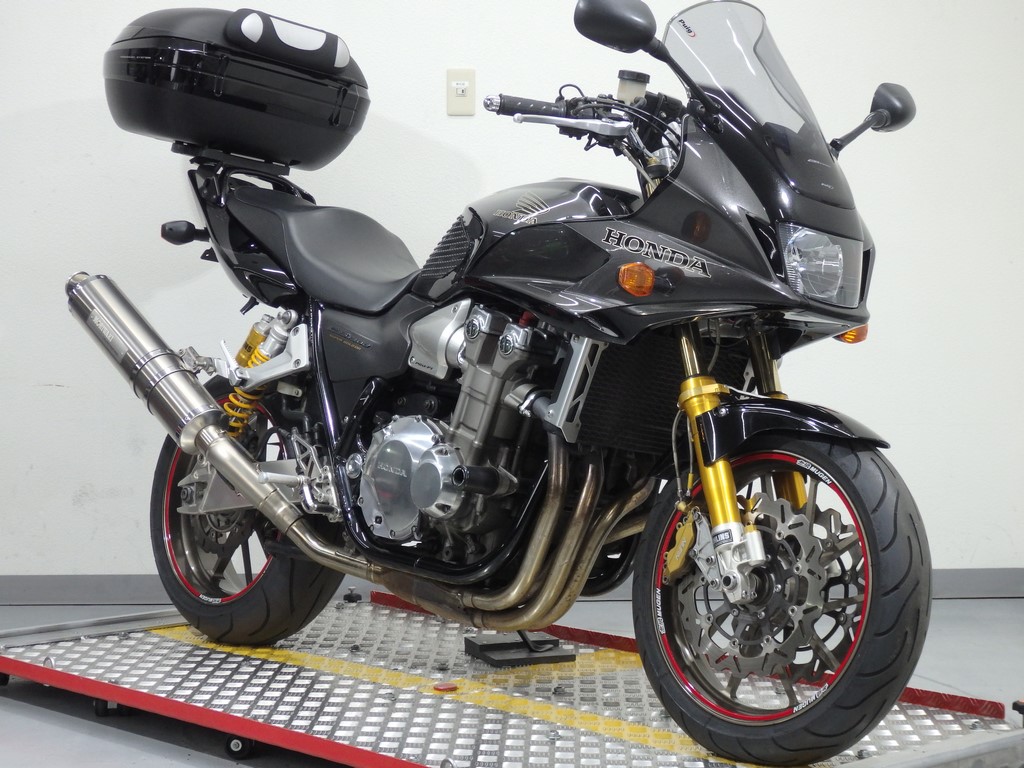 CB1300SB スーパーボルドール リアボックスやナビ等のツーリング仕様