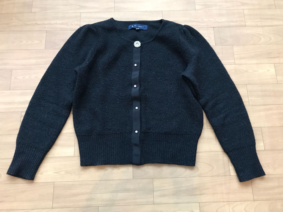 エムズグレイシー ビジューボタン×パールボタンのふんわりカーデ