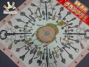  エルメス HERMES スカーフ アイボリー&times;ピンク&times;マルチ 鍵 カレ(その他)｜売買されたオークション情報、yahooの商品情報をアーカイブ公開 - オークファン 服飾小物