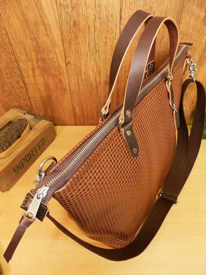 ハンドメイド!上品イントレチャート柄のレザーショルダーバッグ!茶 