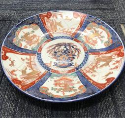 明治時代 古伊万里 金襴手 見込みに山水図 松樹に金彩波文様 舟に人物