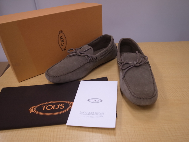  トッズTOD'Sスエードモカシン ドライビングシューズ サイズ7.5/26.5cm グレー(男性用)｜売買されたオークション情報、yahooの商品情報をアーカイブ公開 - オークファン 靴
