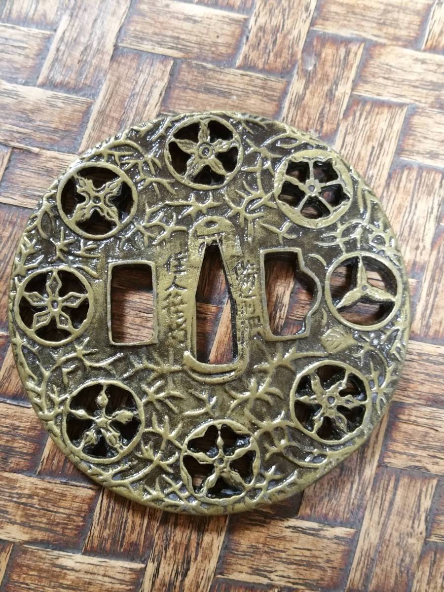 日本刀装具 刀鍔 家紋の図 三つ葉葵 銅地 細工 金メッキ 刀剣美術