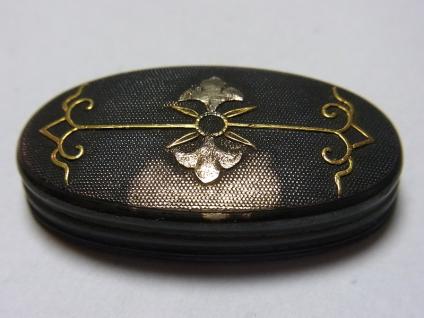 ぺ*ん様 おそらく無銘の刀装具　鍔・目貫・縁など（未研磨） 日本刀装具 刀鍔 目貫 縁頭 刀装具 花 揃金具 鍔 日本刀
