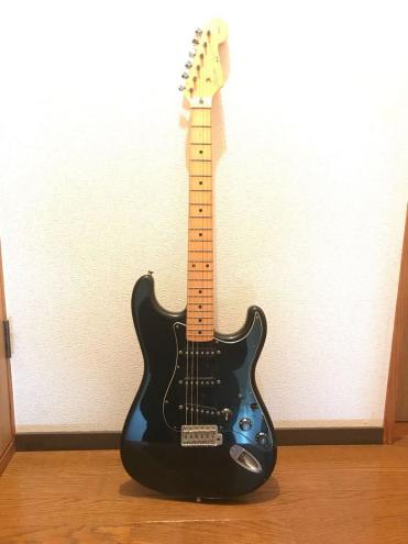Fender ストラト 黒 stratocaster スクワイヤー qシリアル フェンダー