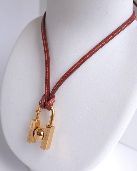 決算特価♪美品【エルメス★HERMES】2001年限定 地球モチーフ テラ カデナ 南京錠 ゴールド×赤茶 レザー付き ペンダント 男女可