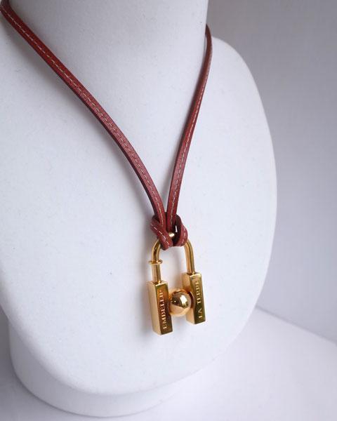決算特価♪美品【エルメス★HERMES】2001年限定 地球モチーフ テラ カデナ 南京錠 ゴールド×赤茶 レザー付き ペンダント 男女可
