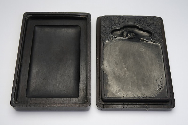 EO837 中国書道具 雲龍彫文 端渓硯 石眼 縦21cm 重1.1kg 硯入付・帶眼