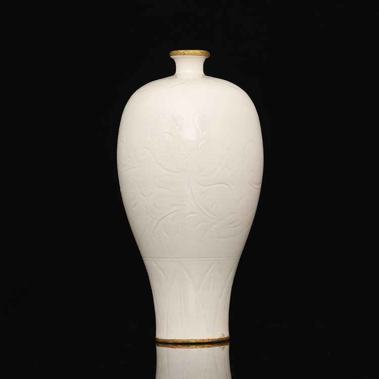 多寶屋】□Ad162精品！宋代定窯 月白釉刻花蓮瓣牡丹紋包金梅瓶 珍品□