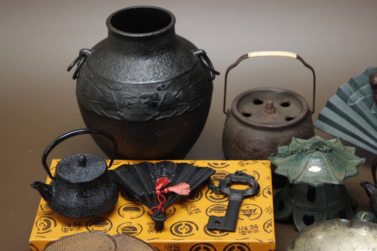 希少 鉄製 美術工芸品 南部鉄器 灰皿 鉄瓶急須 水滴 花瓶 紅花建 希少 鉄製 美術工芸品 南部鉄器 灰皿 鉄瓶急須 水滴 花瓶 紅花建