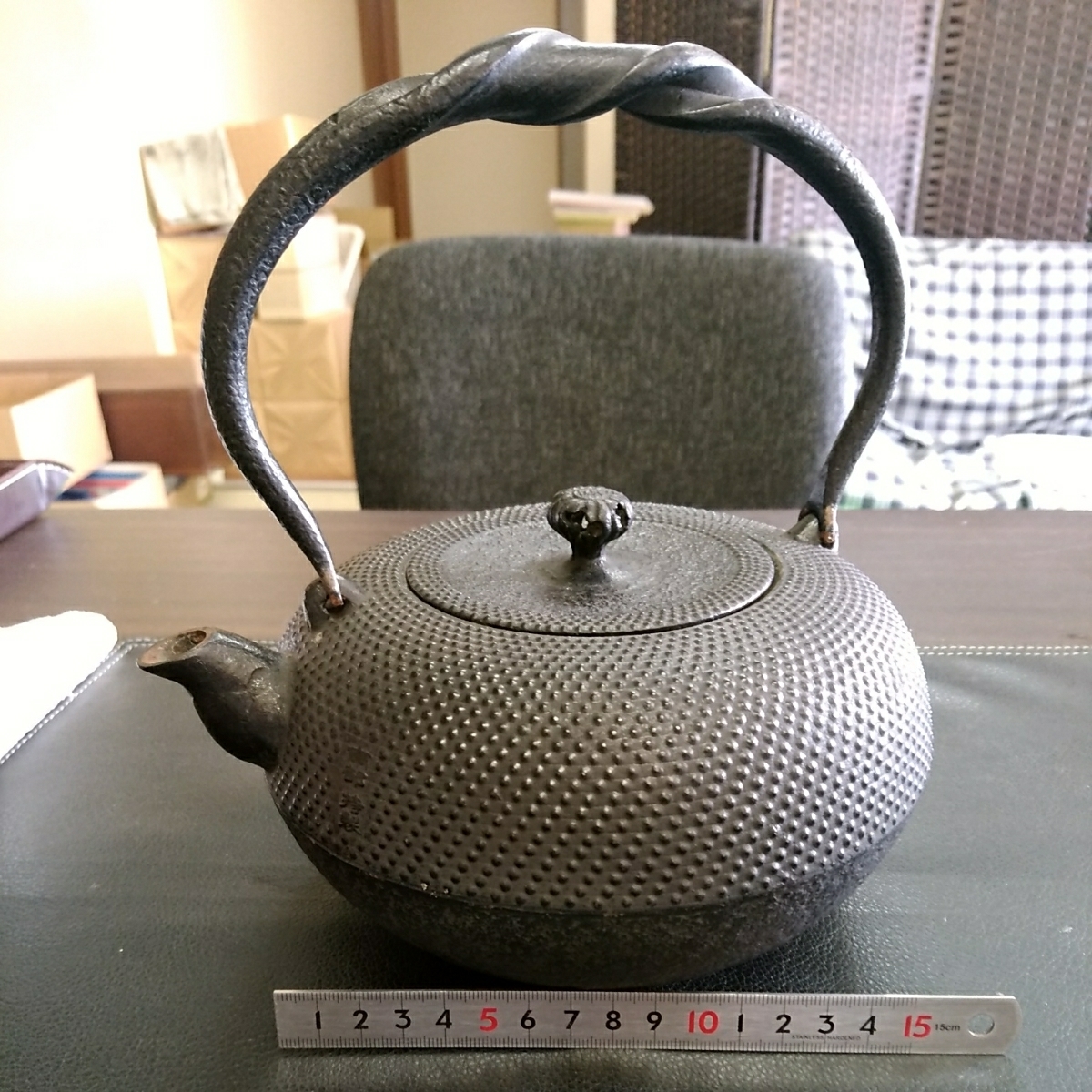 南部鉄器 鉄瓶 | 薫山工房 霰 1.0L – 珠玉型 平鉄鉢型