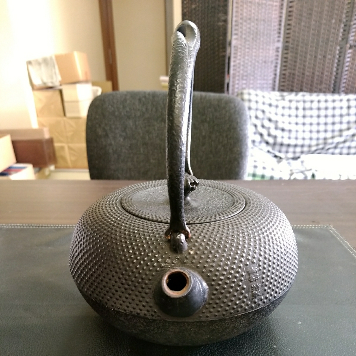 南部鉄器 鉄瓶 | 薫山工房 霰 1.0L – 珠玉型 平鉄鉢型