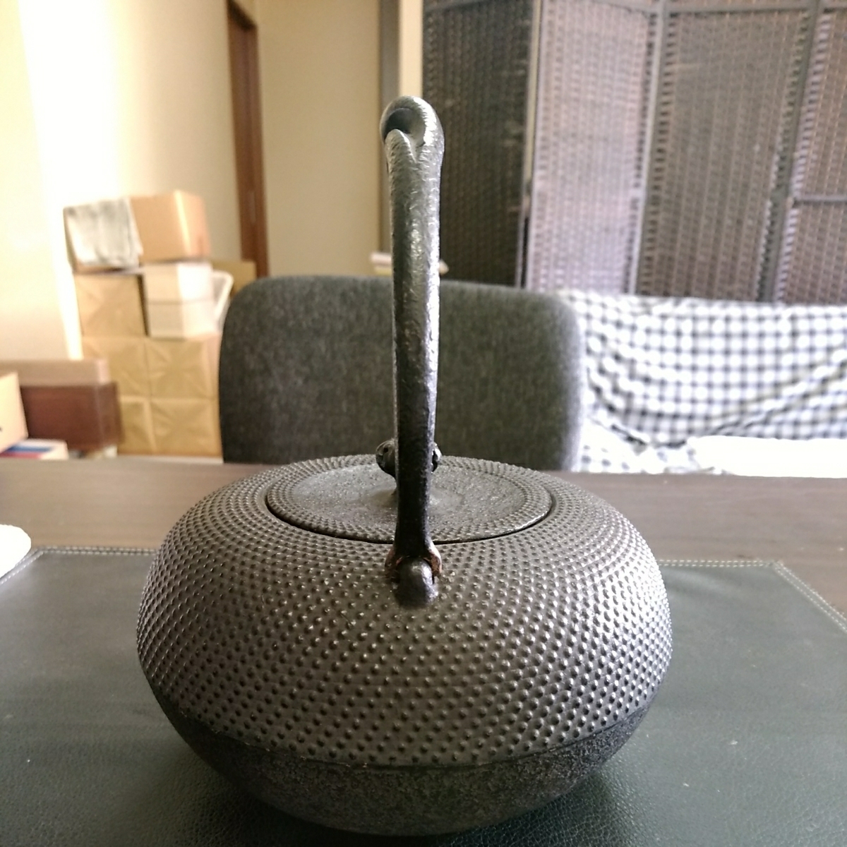 南部鉄器 鉄瓶 | 薫山工房 霰 1.0L – 珠玉型 平鉄鉢型