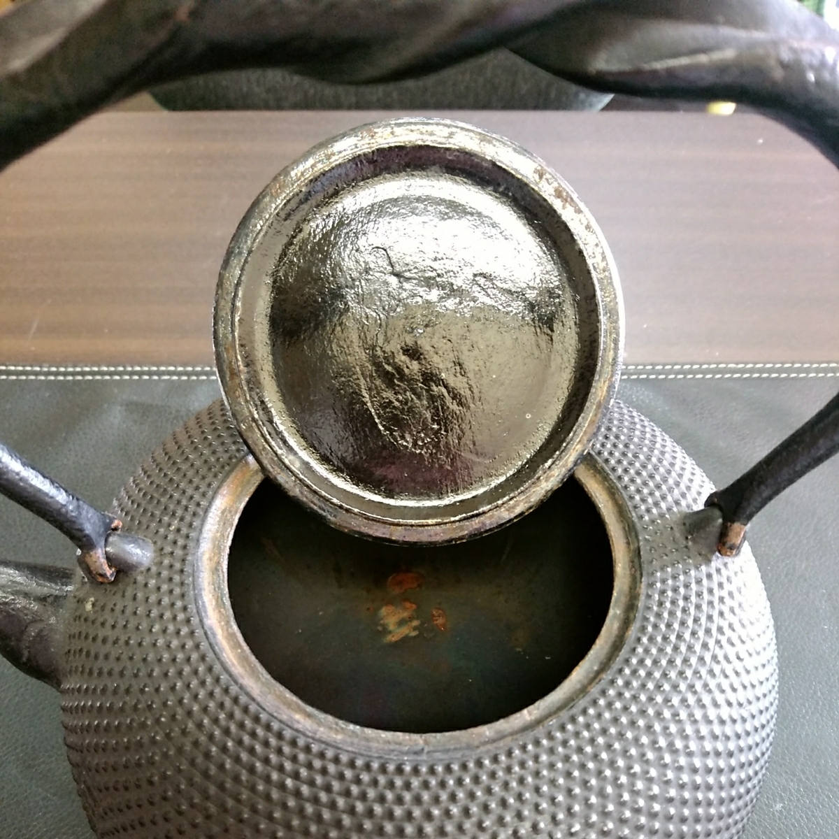南部鉄器 鉄瓶 | 薫山工房 霰 1.0L – 珠玉型 平鉄鉢型