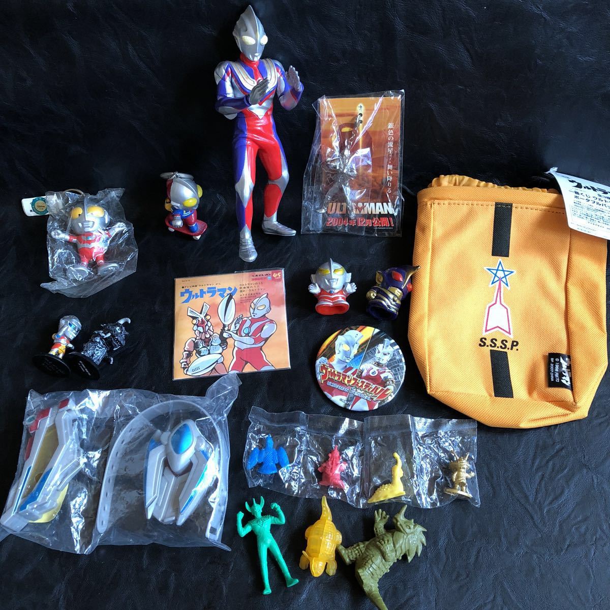 ウルトラマングッズ CD.缶バッジ.指人形.キーホルダー.ミニフィギュア.フィギュア.腕ベルト .ポータブルバック色々 まとめて_1