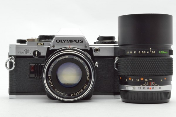 ◆ OLYMPUS オリンパス OM10 シルバー + 50mm F1.8 + 135mm F2.8 フィルムカメラ 単焦点レンズ セット MF一眼レフ 訳あり品 送料無料