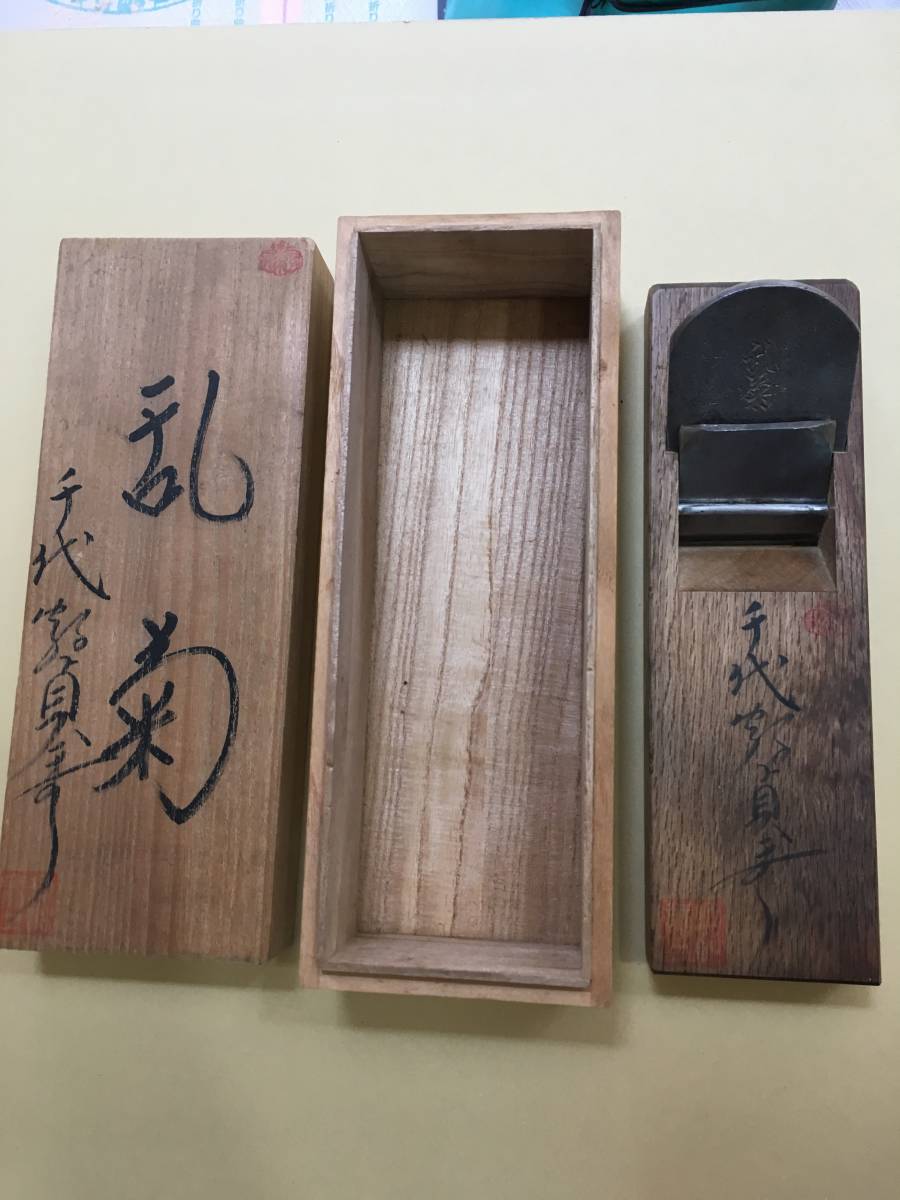 乱菊 千代鶴貞秀 | 鉋 新居商店 [乱菊] 赤樫 ⁄ 千代鶴貞秀作 鉋