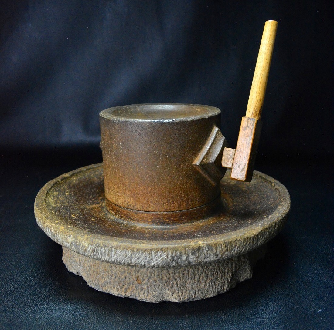 茶道具 石臼 茶臼 [B24358] 古い抹茶石臼 直径35cm小ぶりの茶臼 宇治石 粉引 木箱付 茶道具