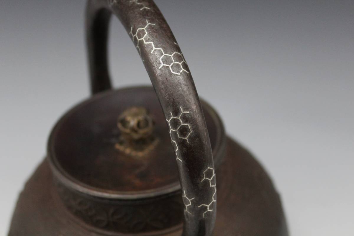 【和】釜師高橋因幡造 松竹梅切合鉄瓶　堤手亀甲紋銀象嵌　共箱 