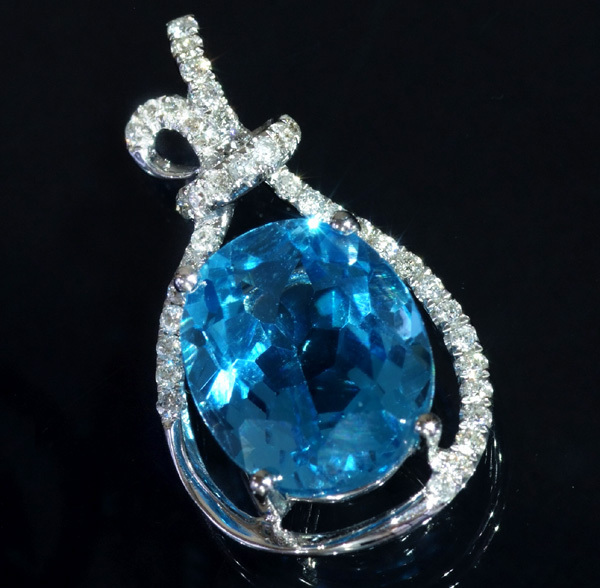 E7119 新品！ブルートパーズ４．２５ct 上質ダイヤ０．２３ct 最高級18金WG無垢ペンダントトップ 重量2.3g 幅23.1×12.3mm
