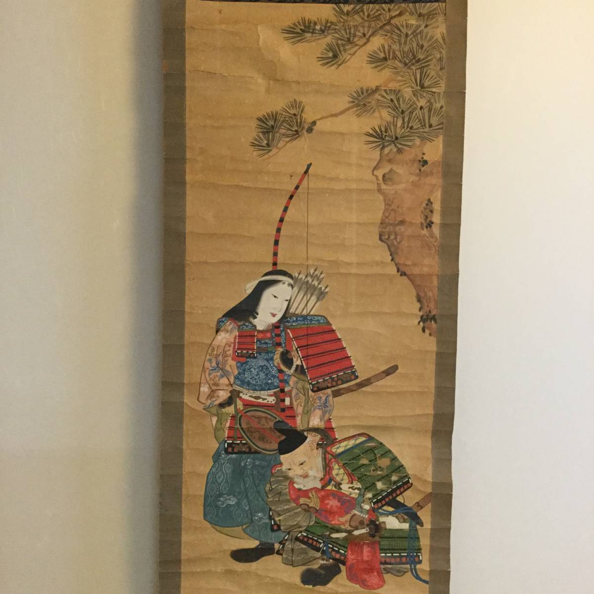 掛軸K163 武将画 紙本 肉筆 女武将 子供 老人 翁 戦国時代 日本画 古画 人物画 美人画 弓矢 刀 剣 鎧 松 親子 女性 武士 戦士 ...