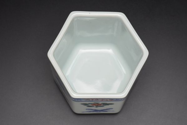 三世 三浦 竹泉（竹軒）造 青華 着彩 花弁 吉祥 文 六方 火入 共箱