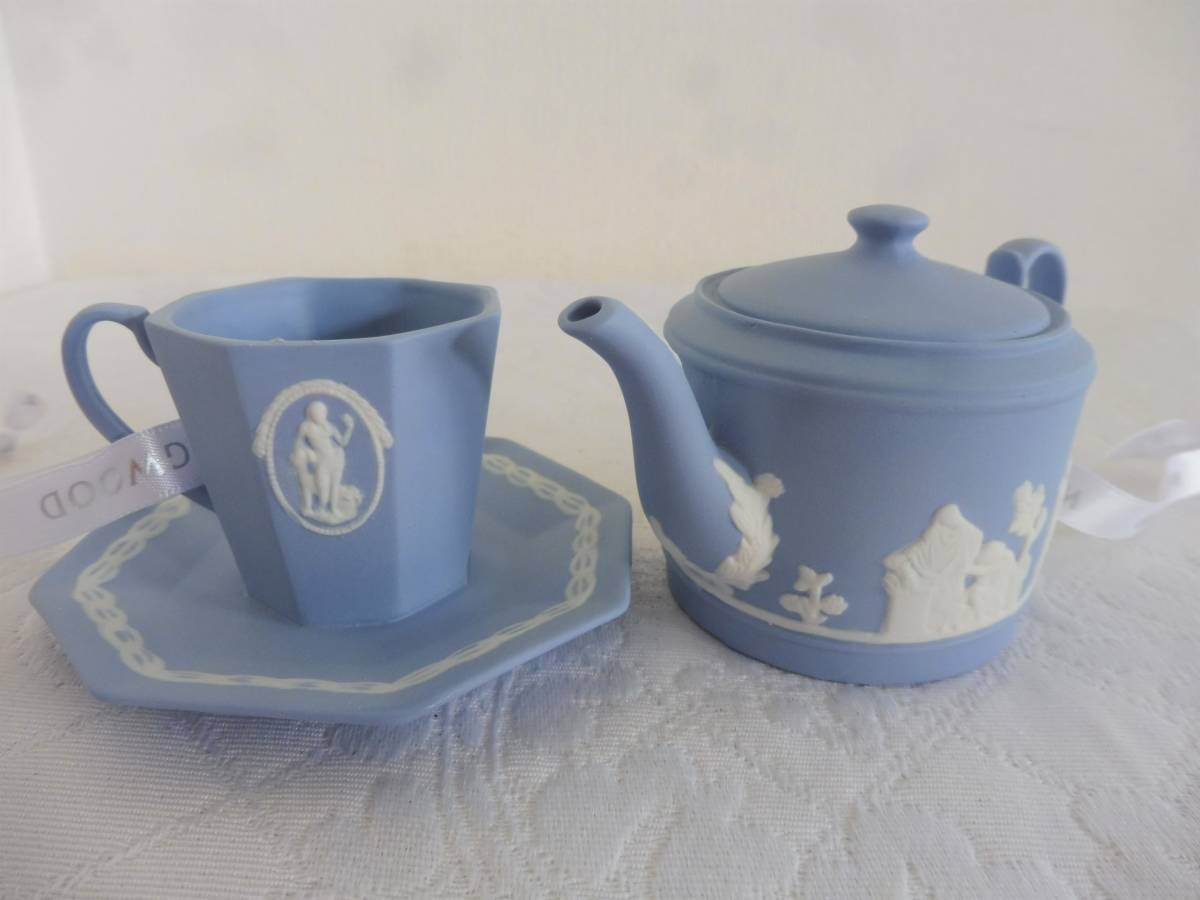 ウェッジウッド ◆ ホリデイオーナメント2点 ◆ ティポットとカップ&ソーサー