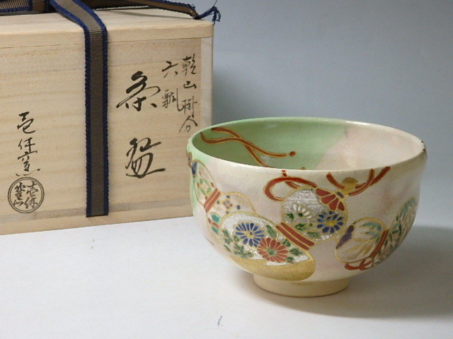 青地の鳥と果物模様の陶器皿 右衛門 染錦古代花鳥　角鉢 □□最上級！源右衛門 染錦古代花鳥角鉢 菓子鉢にも□□懐石料理 料亭