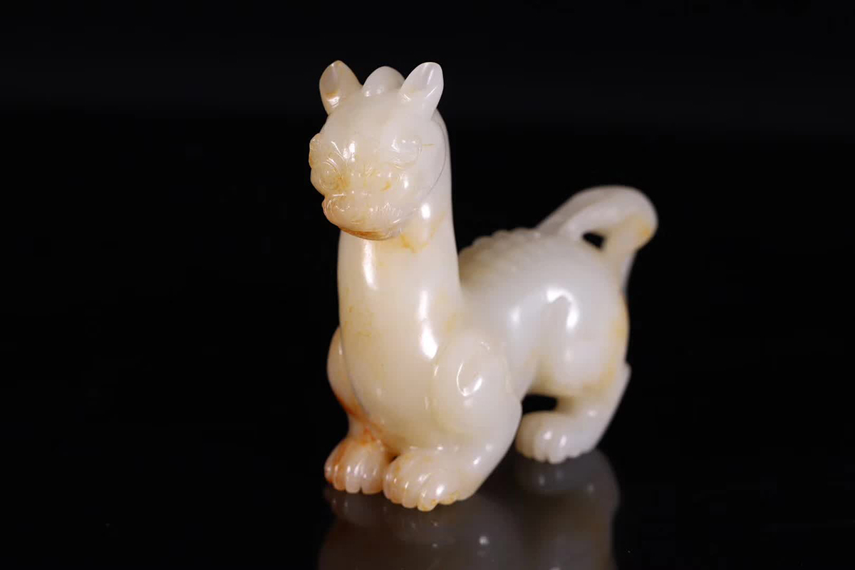 【伝来A】中国古美術　蒐集蔵出し　清時代　白玉瑞獣雕件　コレクター放出品　1.5*4.6*10.8　重さ563.1ｇ