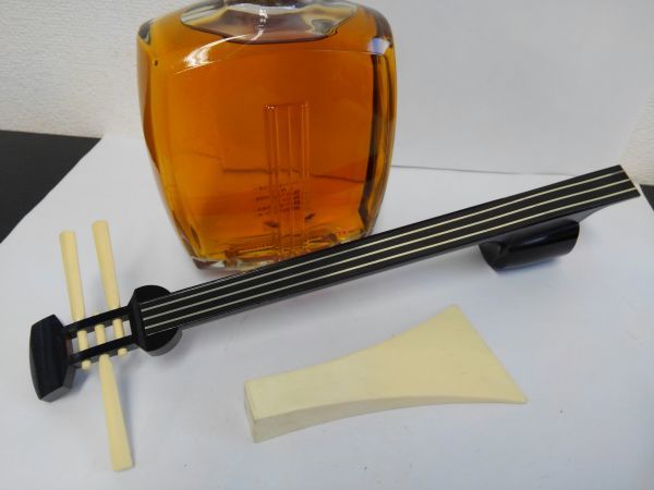 U118-kA217 サントリー ピュアモルトウイスキー 三味線ボトル 古樽