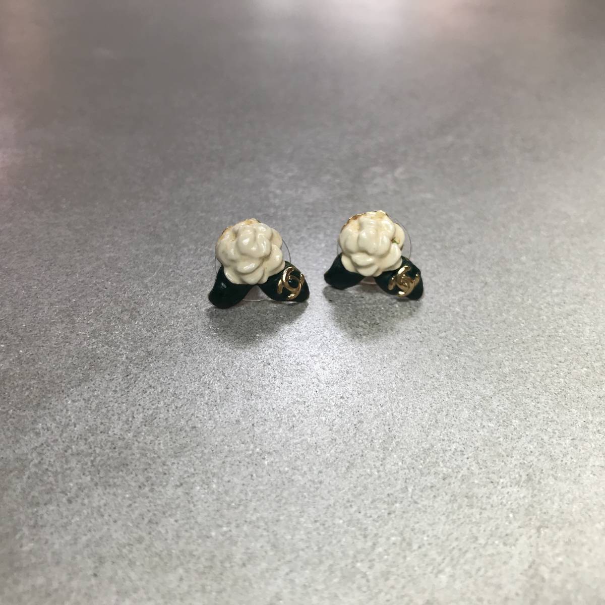 中古☆CHANEL☆カメリア ホワイト×グリーン ピアス 【公式通販】