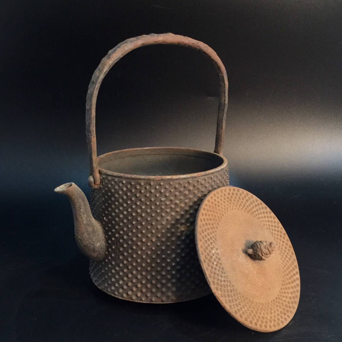 定番人気，人気SALE 2F032024 南部鉄器 南部鉄瓶 霰紋 松毬摘蓋 鋳物の弦 茶道具 茶器(鉄瓶)｜売買されたオークション情報、yahooの商品情報をアーカイブ公開 - オークファン 鉄瓶
