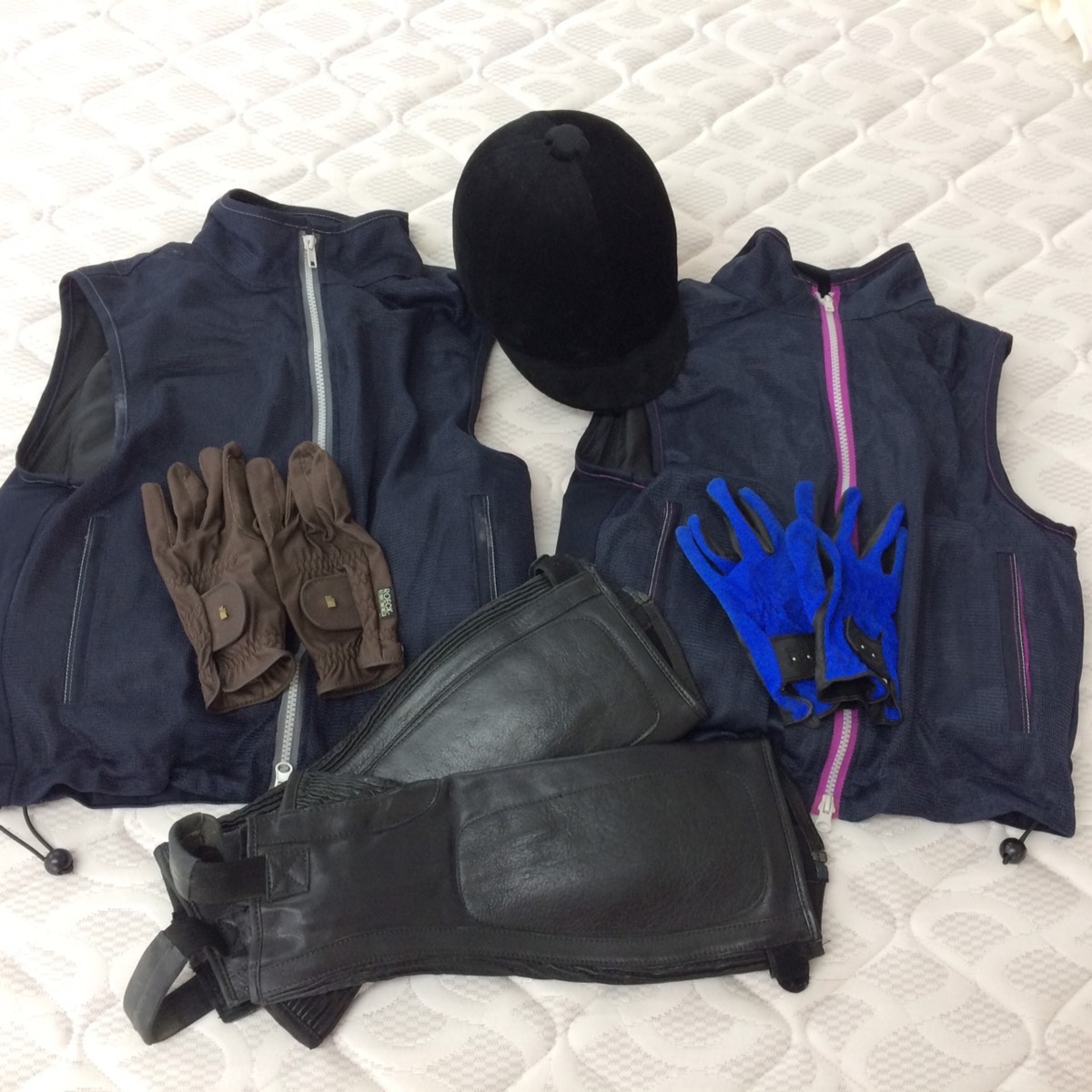 新品，爆買い 現状渡品 乗馬セット ヘルメット チャップス ベスト&times;2 グローブ&times;2 &upsilon;(乗馬、馬術)｜売買されたオークション情報、yahooの商品情報をアーカイブ公開 - オークファン 乗馬、馬術