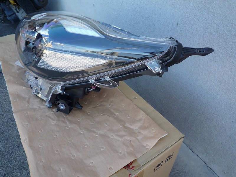 公式に取扱 トヨタ アクア NHP10 左 ヘッドランプ ASSY 81106
