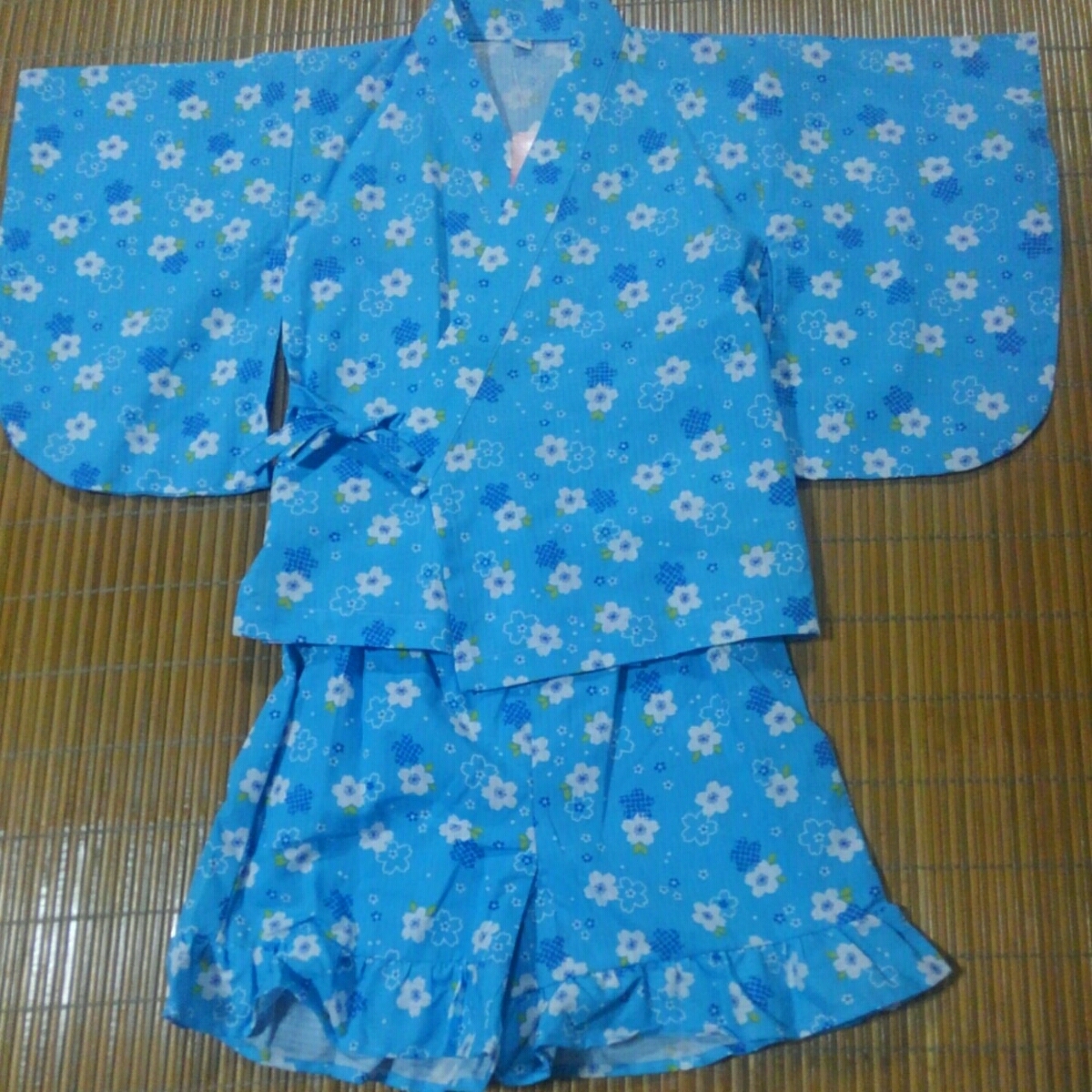 西松屋 女の子用甚平 1 フリル 水色 979円のお品 可愛い 梅の花 1 115 124cm 売買されたオークション情報 Yahooの商品情報をアーカイブ公開 オークファン Aucfan Com