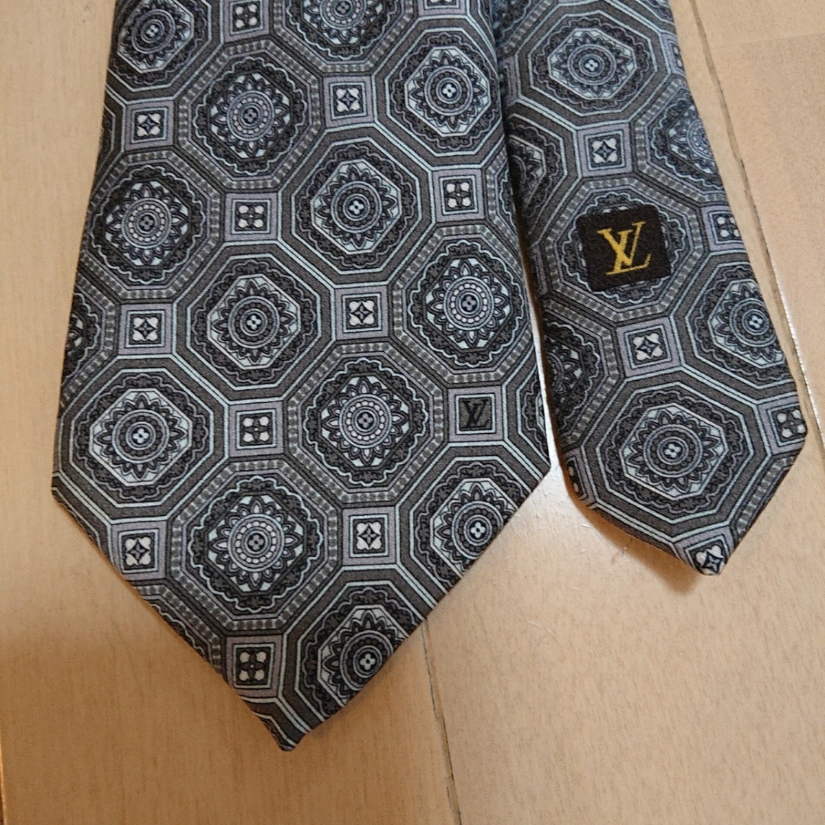 ネクタイ ルイヴィトン VUITTON ロゴ 人気 グレー 【良品】☆高級 