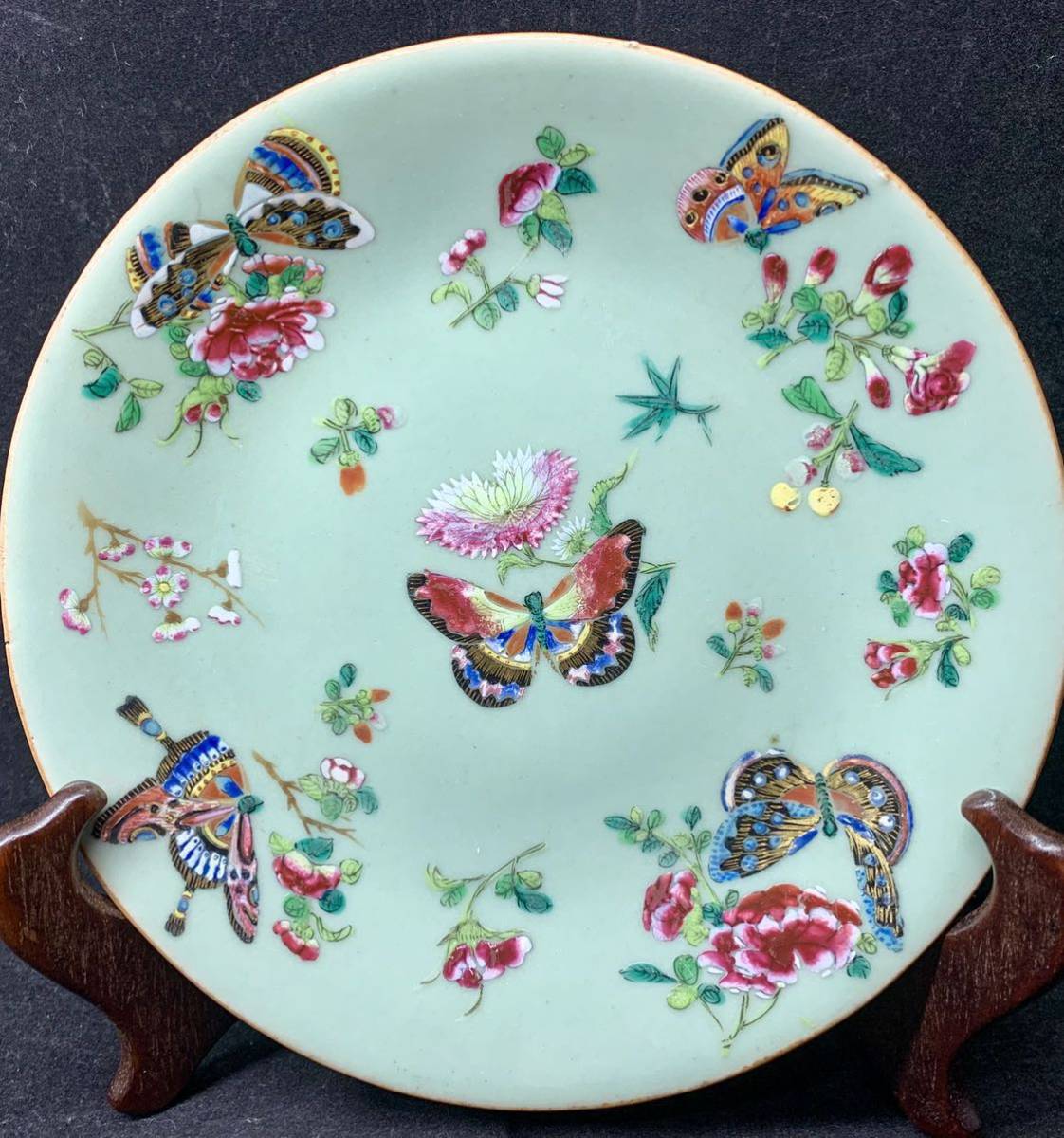 【高品質，お買い得】 本物中国清朝期 繊細粉彩磁器絶品細密絵付皿 華やか花蝶紋 余白を生かしたセンスの良い上質デザイン 状態良好 在銘 宮廷画様式(清)｜売買されたオークション情報、yahooの商品情報をアーカ 清