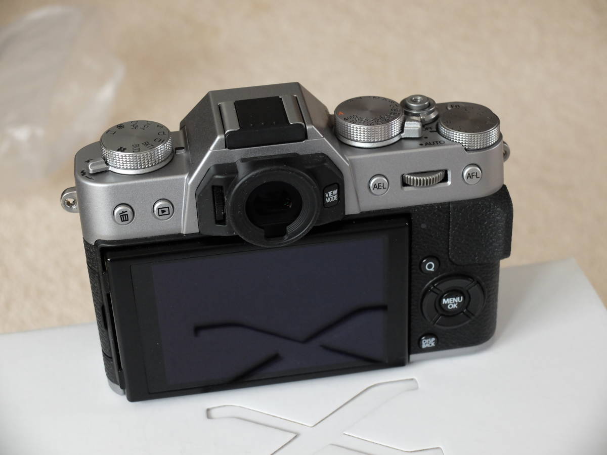 【即決】富士フィルム X-T20 ボディ(シルバー) 新同展示品