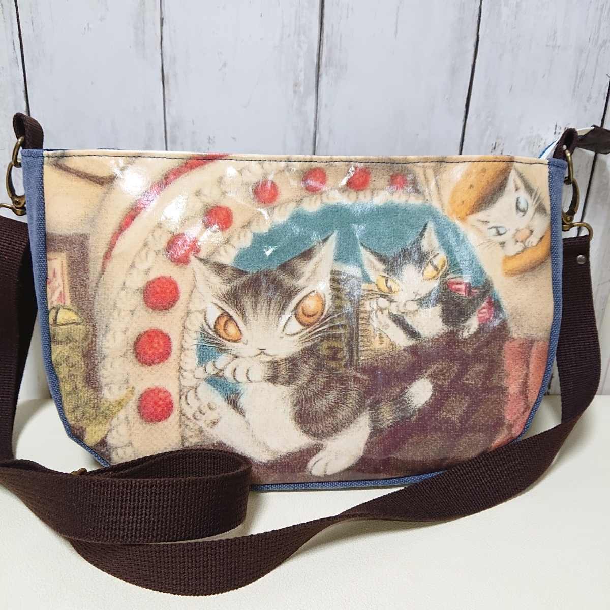【ハンドメイド】ショルダーバック サコッシュ ラミネート加工 わちふぃーるど ダヤン お菓子の国のラビリンス