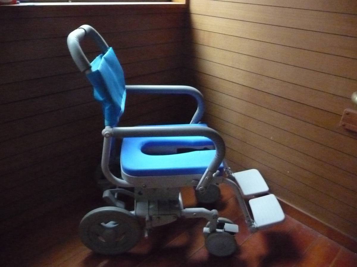 中古 シャワーラク ウチヱ SWR-102 UCHIE 車椅子 U型シート 狭い室内でも扱いやすいコンパクトなシャワーキャリー